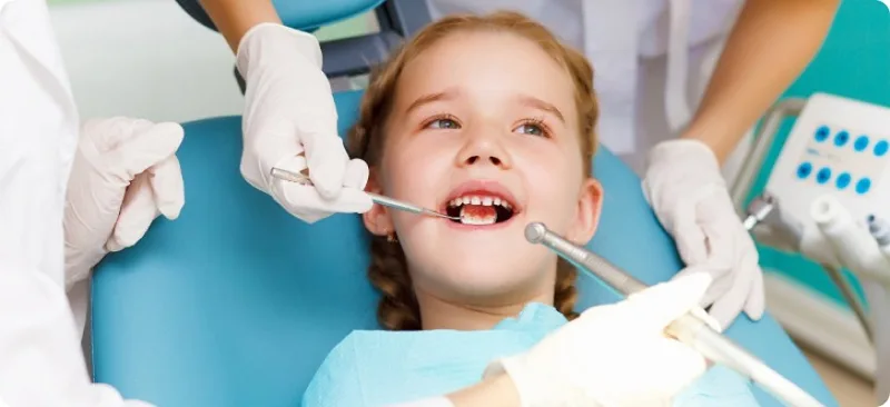 Bola stomatolog ko'rigida — Status Dental bolalar stomatologiyasi