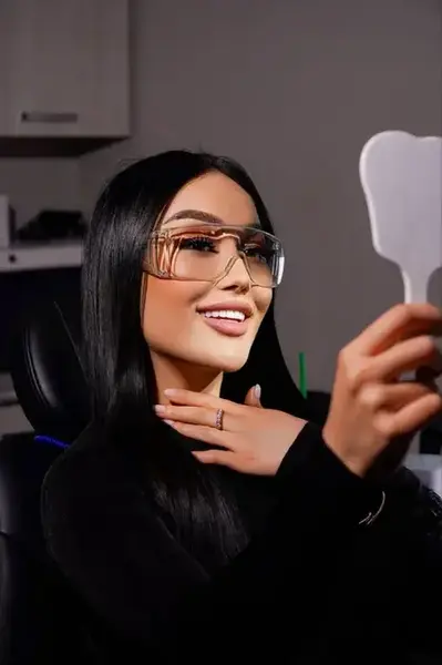 Status Dental mijozining chiroyli tabassumi